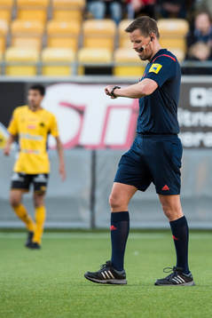 domare Fredrik Olsson tittar på klockan