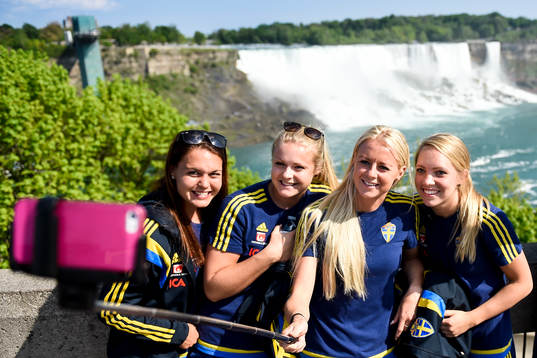 Sveriges Emilia Appelqvist, målvakt Hilda Carlén, Amanda