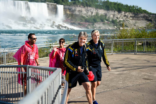 Sveriges Förbundskapten Pia Sundhage och Ass.