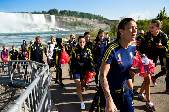 Sveriges spelare med Kosovare Asllani och Therese Sjögran