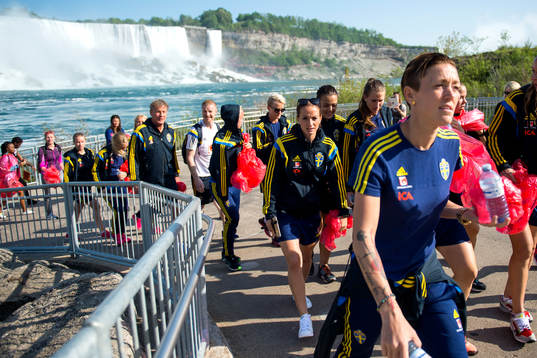 Sveriges Kosovare Asllani och Therese Sjögran