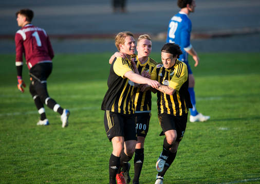 IFK Hässleholms Filip Ranmo har gjort 3-0 och grattas av