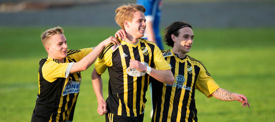 IFK Hässleholms Filip Ranmo har gjort 3-0 och grattas av