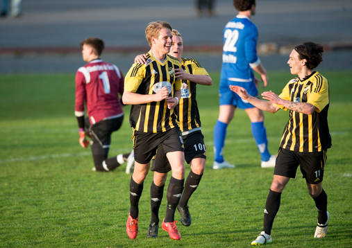 IFK Hässleholms Filip Ranmo har gjort 3-0 och grattas av