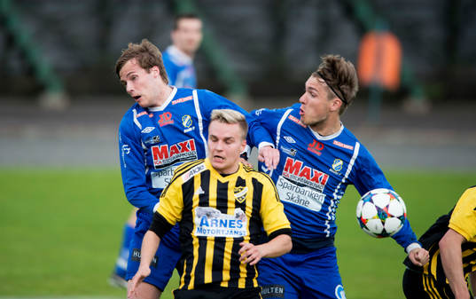 IFK Hässleholms Linus Svensson i matchen i division 2
