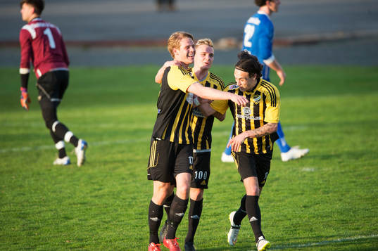 IFK Hässleholms Filip Ranmo har gjort 3-0 och grattas av