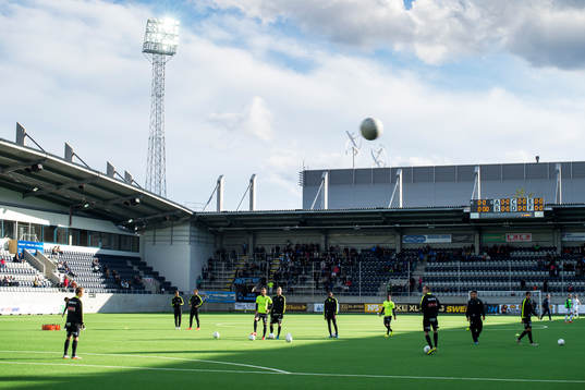 Häckens spelare värmer upp före fotbollsmatchen i