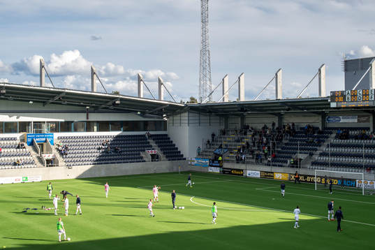 Gefles spelare värmer upp före fotbollsmatchen i