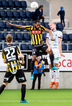 Häckens René Makondele och Gefles Robin Nilsson i en