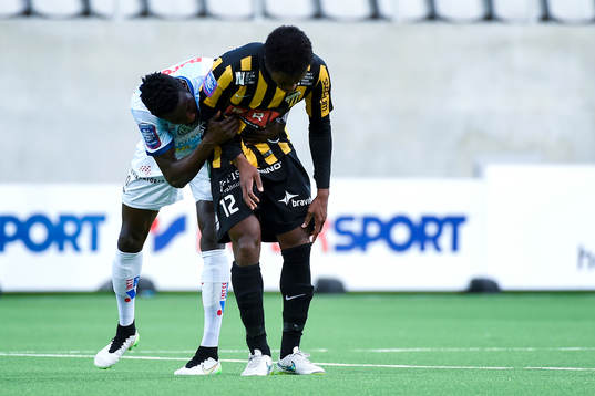 Gefles Dioh Williams tittar till Häckens Mohammed Abubakari