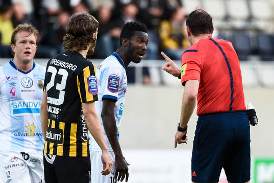 Gefles Dioh Williams varnas av domare Jonas Eriksson
