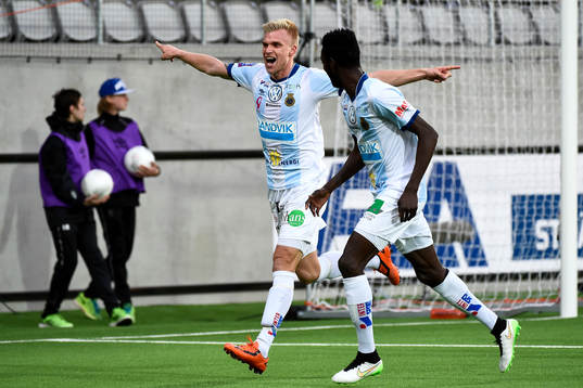 Gefles Robin Nilsson jublar