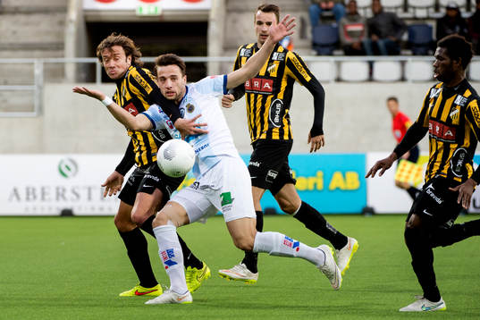 Gefles Dardan Mustafa i en duell med Häckens Diego Lugano
