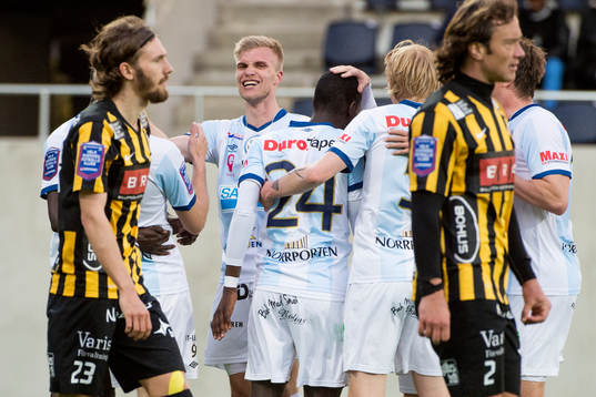 Gefles Robin Nilsson jublar