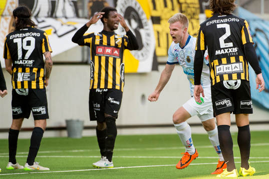 Gefles Robin Nilsson jublar bland deppande Häcken-spelare