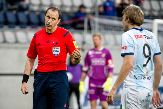 Matchens domare i samtal med Gefles Johan Oremo