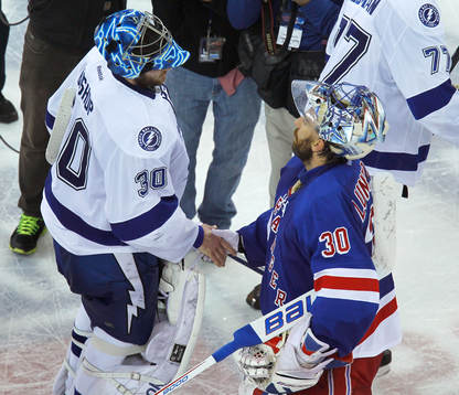 Tampa Bay Lighting goalie ben Bishop (L) shakes hands with