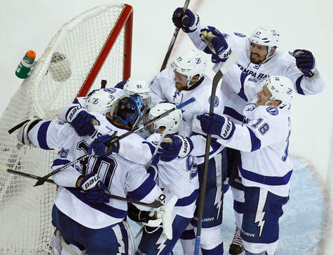 Tampa Bay Lighting Victor hedman (77) joins teammates in