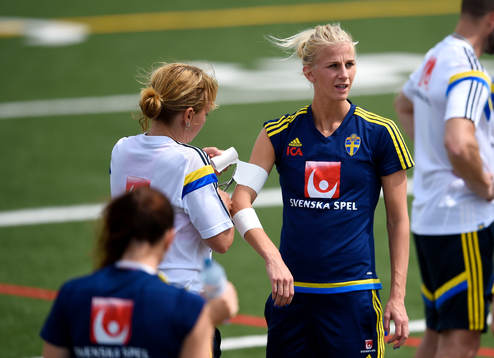 Sveriges Sofia Jakobsson får hjälp att linda sin armbåge