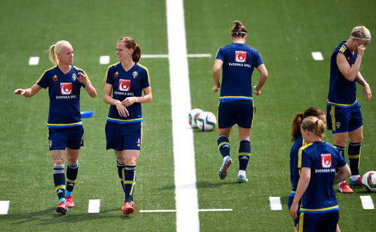Sveriges Caroline Seger och Lotta Schelin