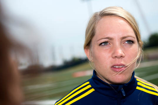 Sveriges Elin Rubensson blir intervjuad innan en träning