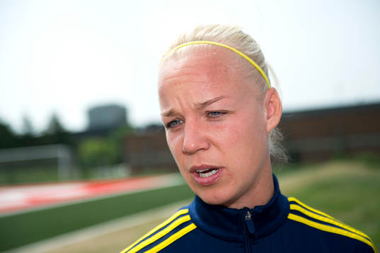 Sveriges Caroline Seger bli intervjuad innan en träning