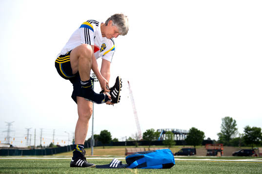 Sveriges förbundskapten Pia Sundhage tar på sin sina skor