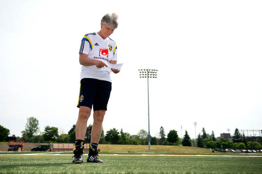 Sveriges förbundskapten Pia Sundhage innan en träning med