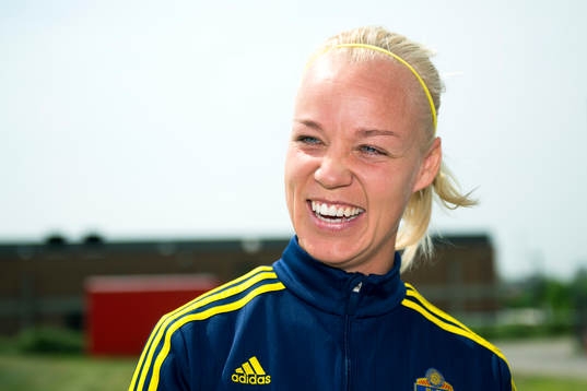 Sveriges Carolien Seger blir intervjuad innan en träning
