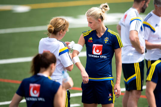 Sveriges Sofia Jakobsson får hjälp att tejpa sin arm