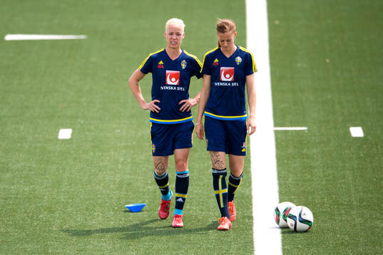 Sveriges Caroline Seger och Lotta Schelin