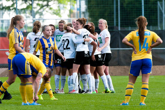 Hittarps spelare jublar och Eskilsminnes spelare deppar i
