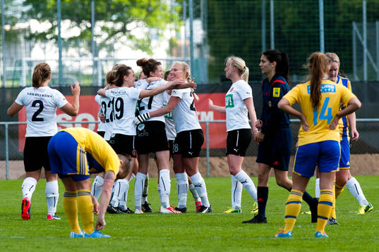 Hittarps spelare jublar och Eskilsminnes spelare deppar i