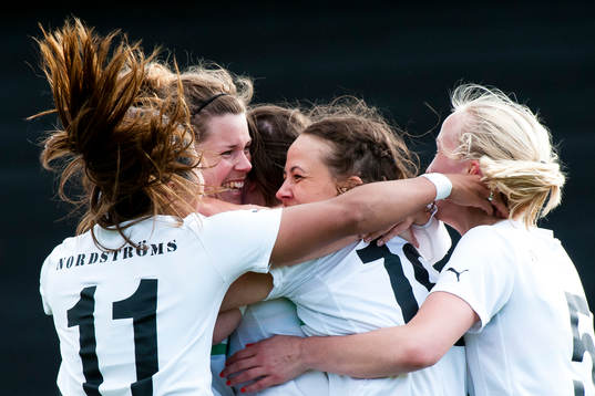Hittarps spelare kramas och jublar