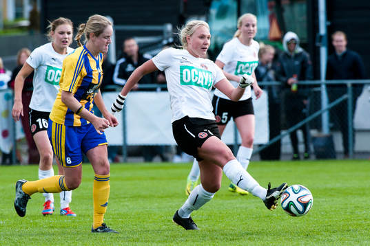Hittarps Frida Jörliden gör en passning till Maria