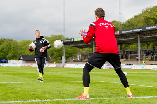 Degerfors målvakt August Strömberg värmer upp före