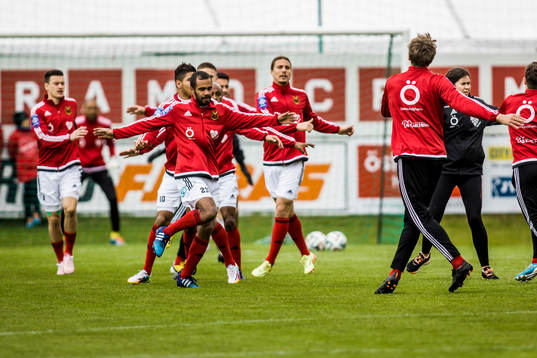 Östersunds spelare värmer upp