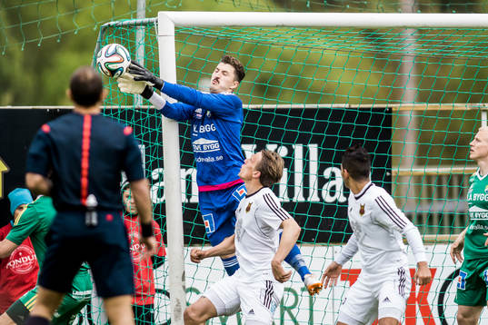 Ljungskiles målvakt Ivo Vazgec  räddar en hörna