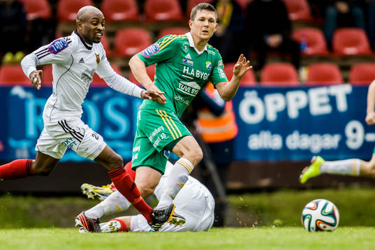 Östersunds Fouad Bachirou (v) och Ljungskiles Hannes