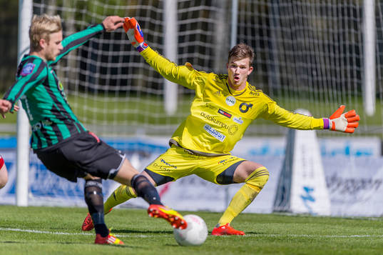 Degerfors målvakt August Strömberg räddar på skott