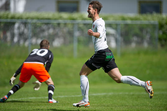 Mattias Hallberg gör 1-0 och jublar