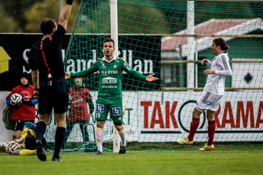 Ljungskiles Admir Bajrovic reagerar på ett domslut av