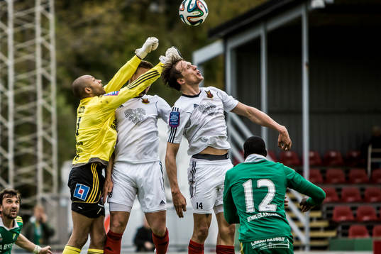 Östersunds målvakt Aly Keita boxar undan en hörna