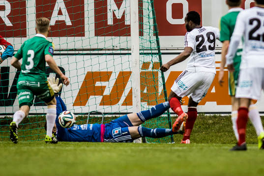 Ljungskiles målvakt Ivo Vazgec  räddar ett skott av