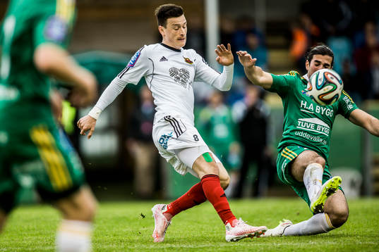 Östersunds Jamie Hopcutt skjuter förbi Ljungskiles Allan