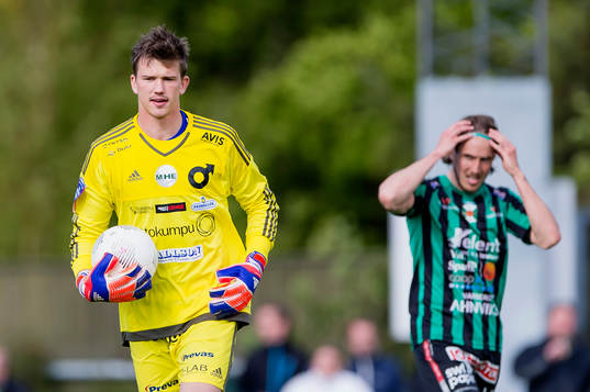 Degerfors målvakt August Strömberg och i bakgrunden