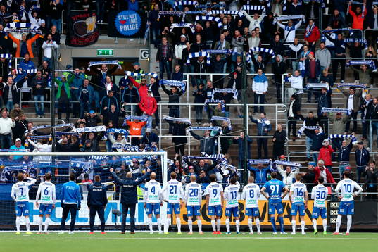 Norrköping blir tackade av publiken som håller upp sina
