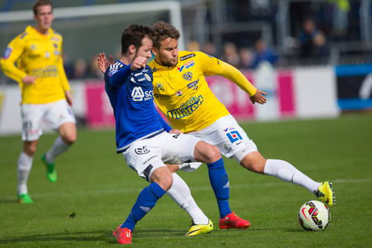Falkenbergs Johannes Vall och en Sundsvalls spelare