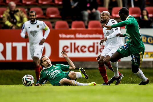 Östersunds Fouad Bachirou tar sig förbi Ljungskiles Jonas