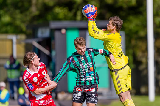 Degerfors målvakt August Strömberg plockar ner bollen